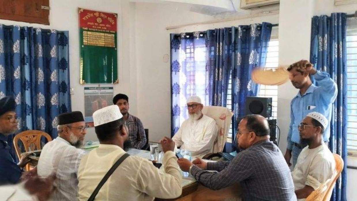 পল্লী বিদ্যুৎ অফিসে কর্মকর্তার চেয়ারে জামায়াত এমপি, পাখা দিয়ে বাতাস কর্মচারীর