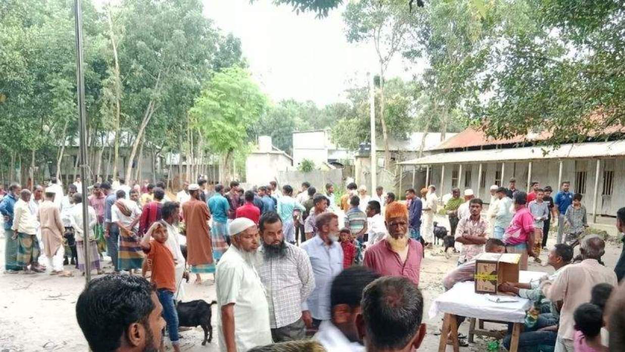 বালিকা উচ্চ বিদ্যালয় মাঠে ছাগলের হাট 