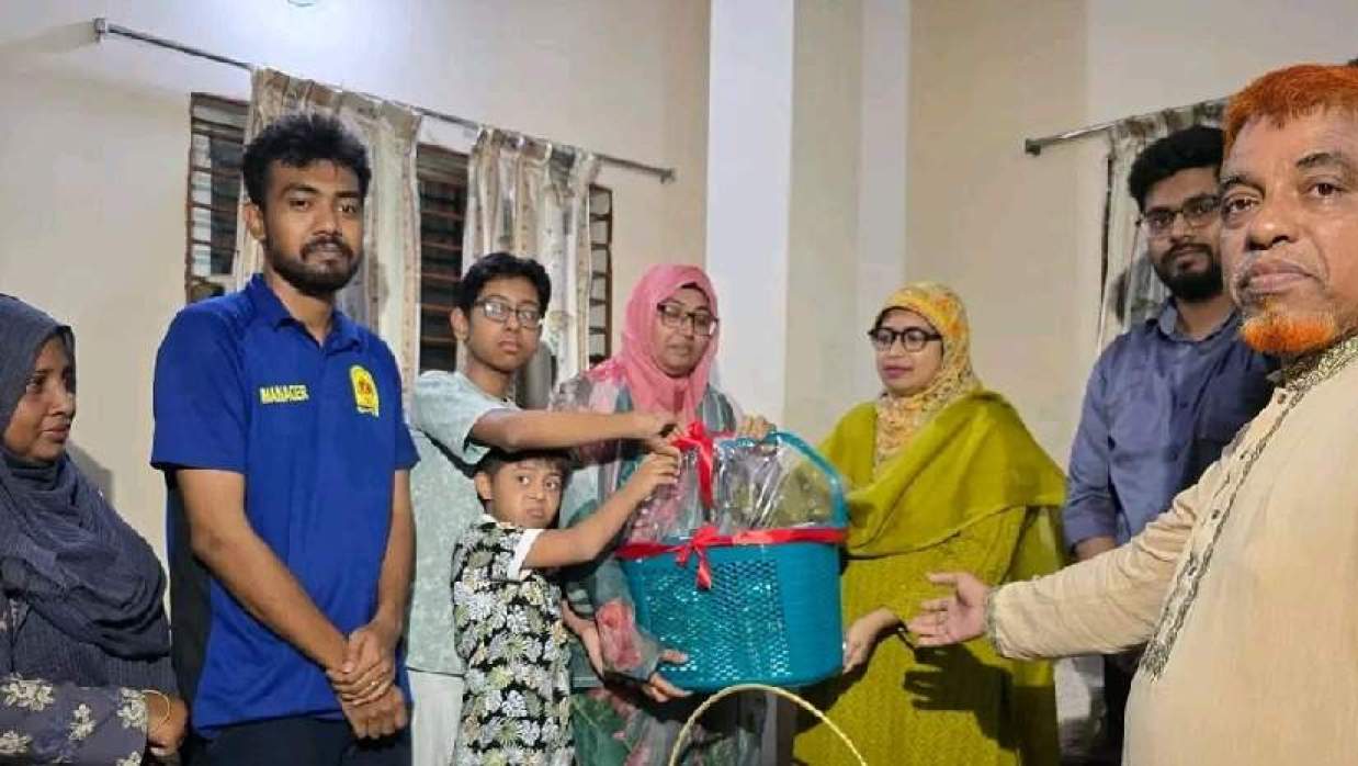 উপহার তুলে দেন জেলা প্রশাসক মনিরা হক