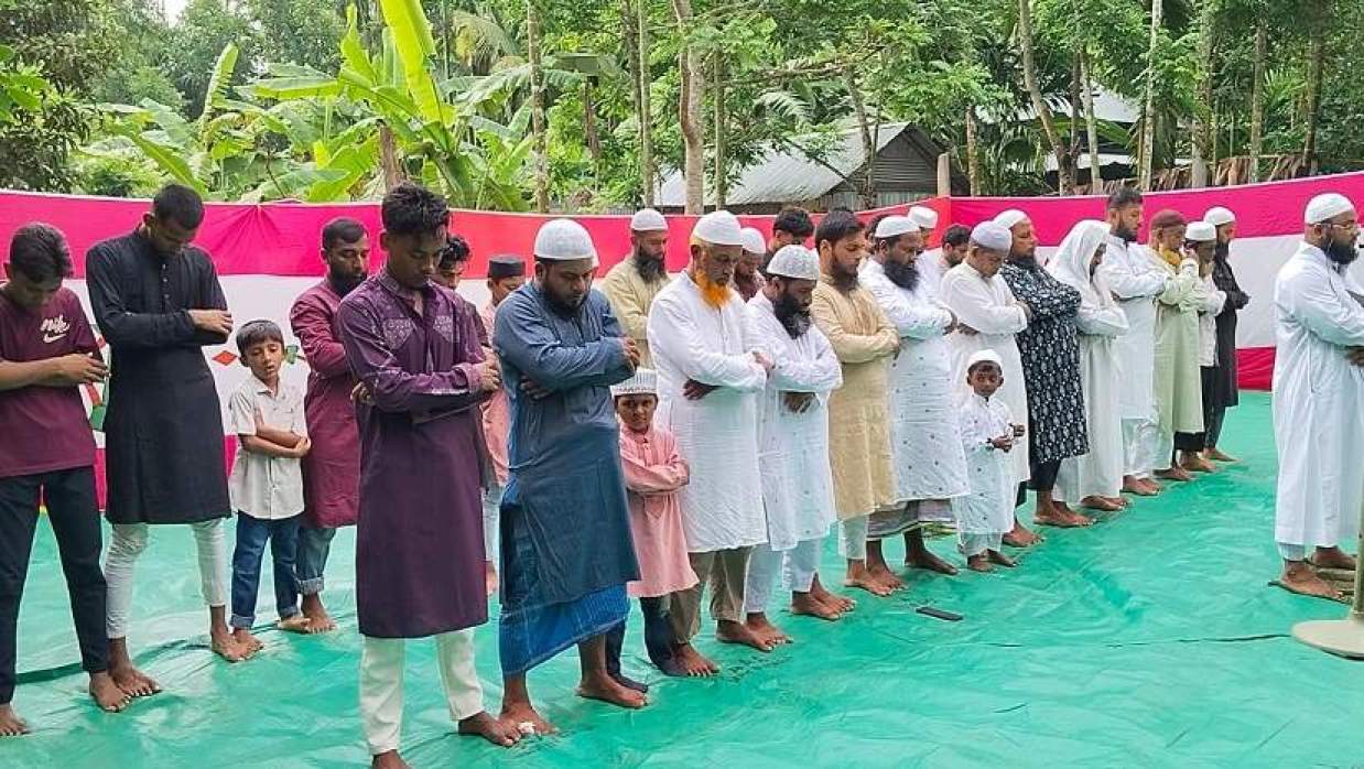 ঝালকাঠির রাজাপুর উপজেলার ডহরশংকর গ্রামে পবিত্র ঈদুল আজহার নামাজের জামাত