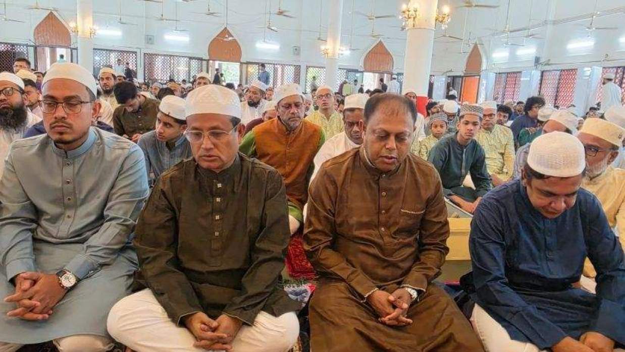 ঢাবির কেন্দ্রীয় মসজিদে উপাচার্য, ডাকসু ভিপিসহ শিক্ষক-শিক্ষার্থীদের ঈদের নামাজ আদায়