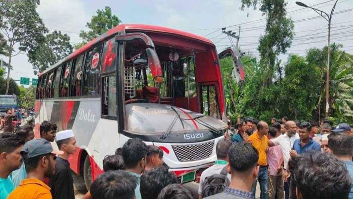 গোপালগঞ্জে দুর্ঘটনাকবলিত দোলা পরিবহনের বাস