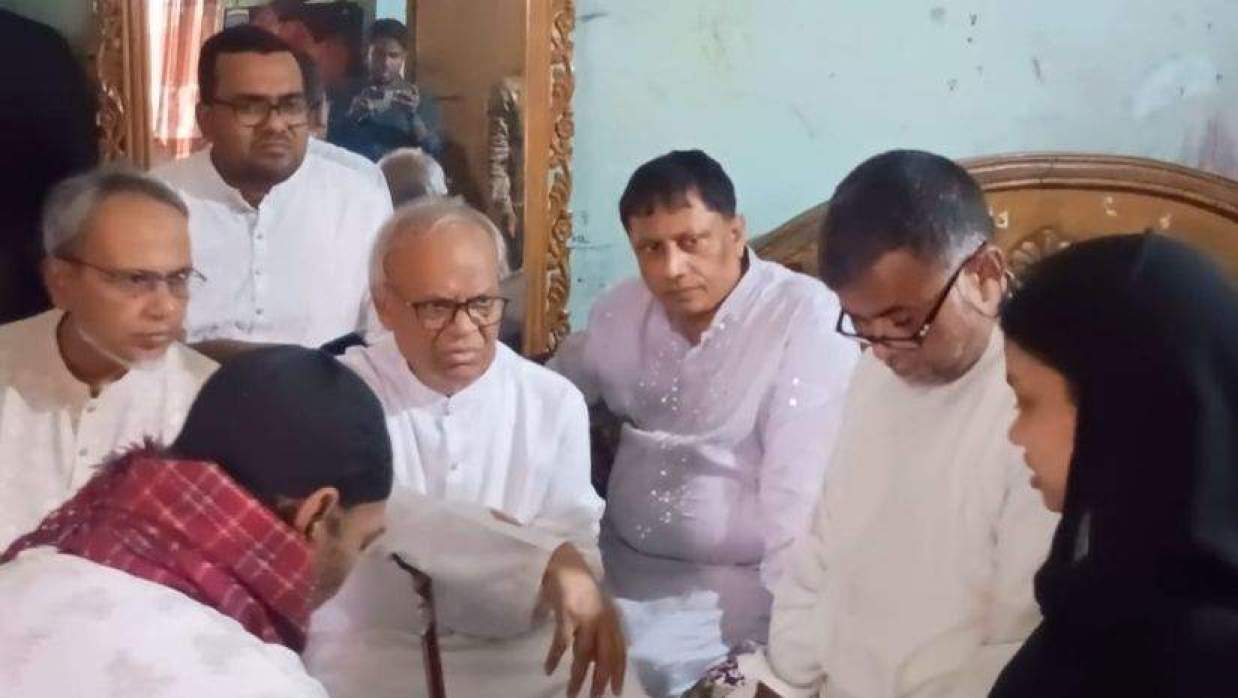ধর্ষণের পর হত্যার শিকার শিশু রামিসার বাসায় প্রধানমন্ত্রীর রাজনৈতিক ও শিল্প বিষয়ক উপদেষ্টা রুহুল কবির রিজভী ও বিএনপির নেতারা