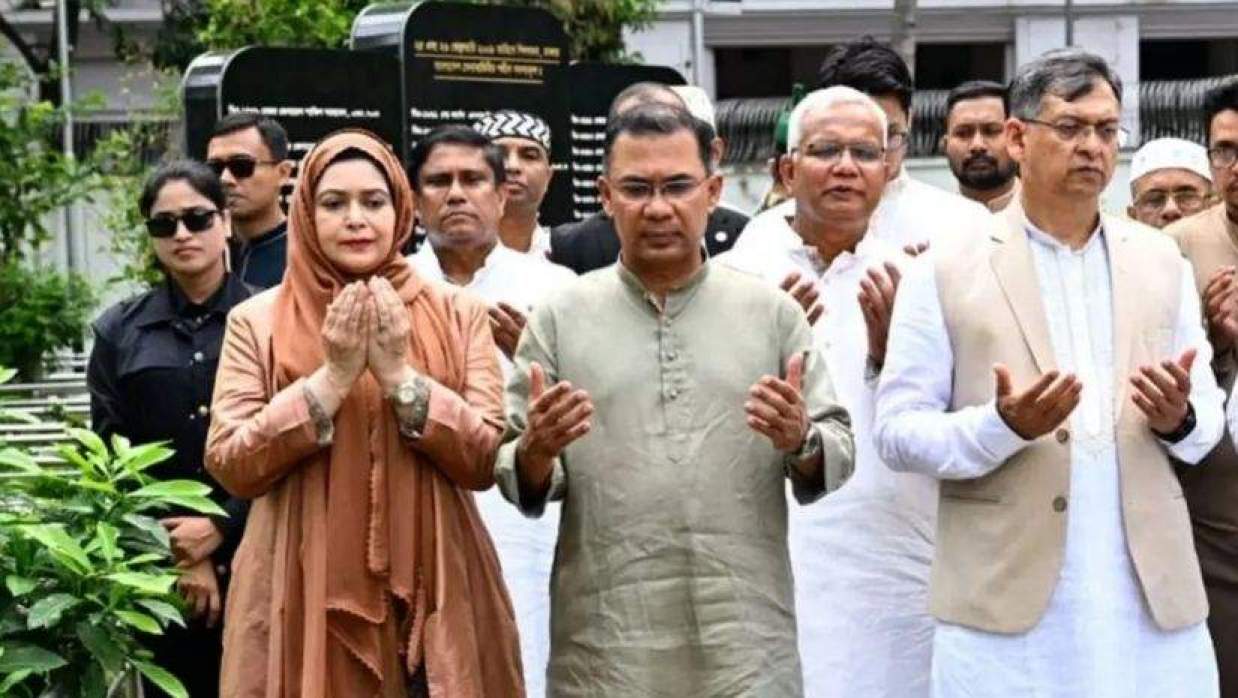 বিডিআর বিদ্রোহে নিহত সেনা কর্মকর্তাদের কবর জিয়ারত করেছেন প্রধানমন্ত্রী তারেক রহমান