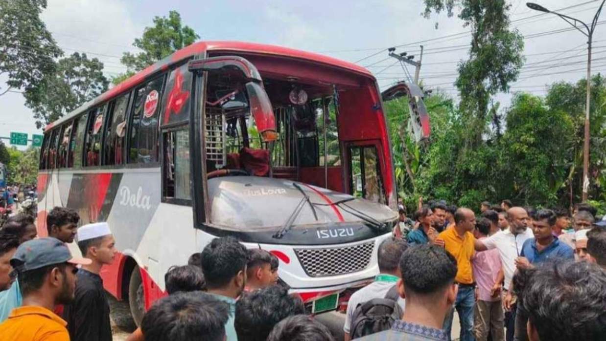 গোপালগঞ্জে বাস-মটরসাইকেল মুখোমুখি