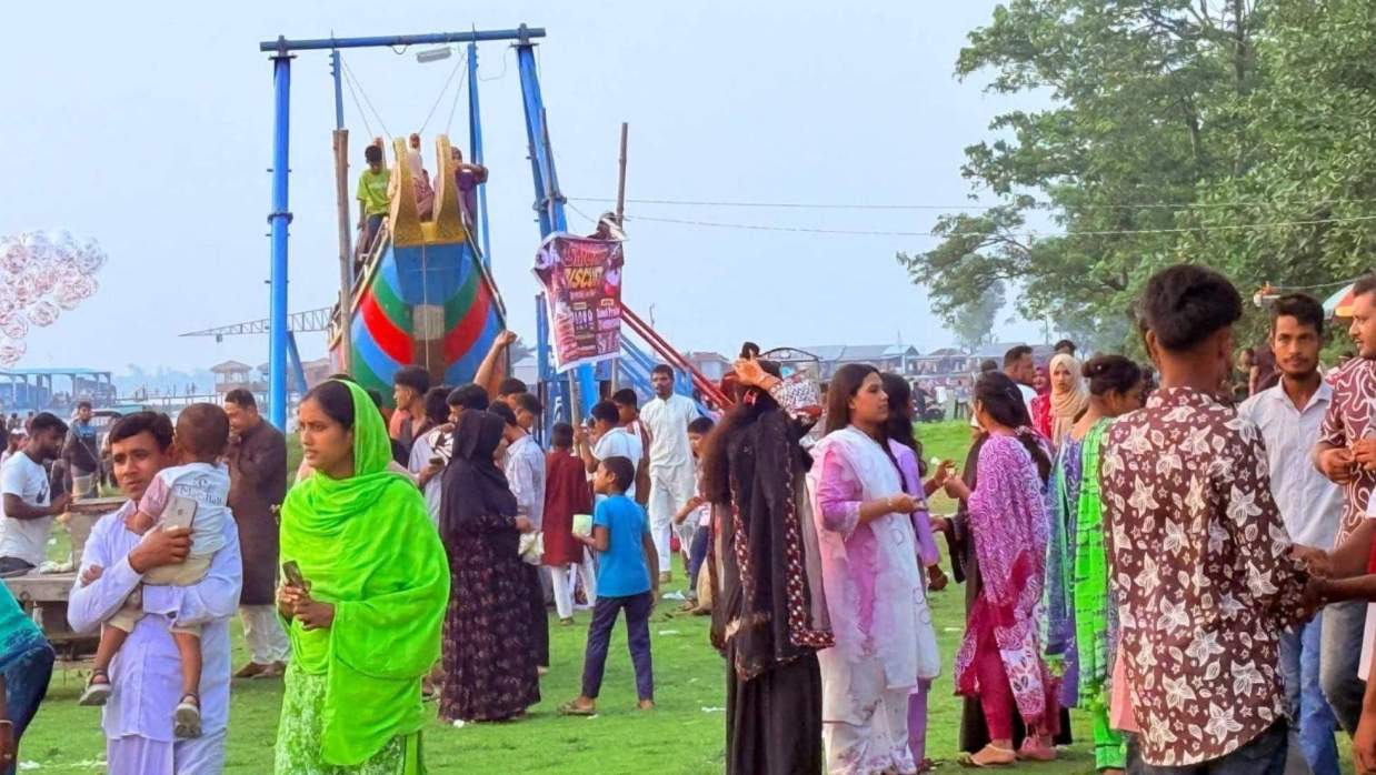​ঈদের ছুটিতে মেঘনা পাড়ে মানুষের ঢল, মুখরিত মতলবের ‘মিনি কক্সবাজার’