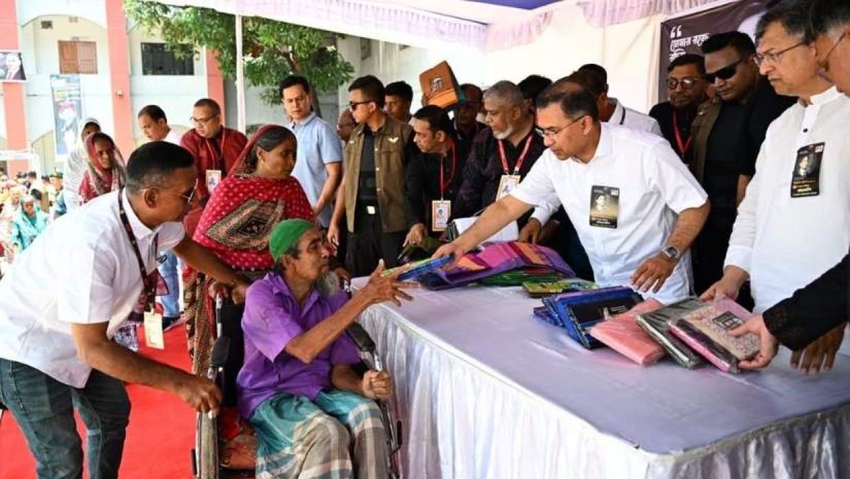 প্রধানমন্ত্রীর বস্ত্র বিতরণ 