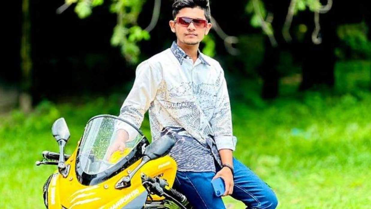 নিজের প্রিয় মোটরসাইকেলের সঙ্গে আফতাব শাহরিয়ার ওরফে মাহির