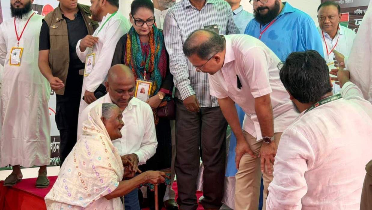 দুস্থ মানুষের মাঝে খাদ্য ও বস্ত্র বিতরণ আয়োজনে নূরজাহান বেগম