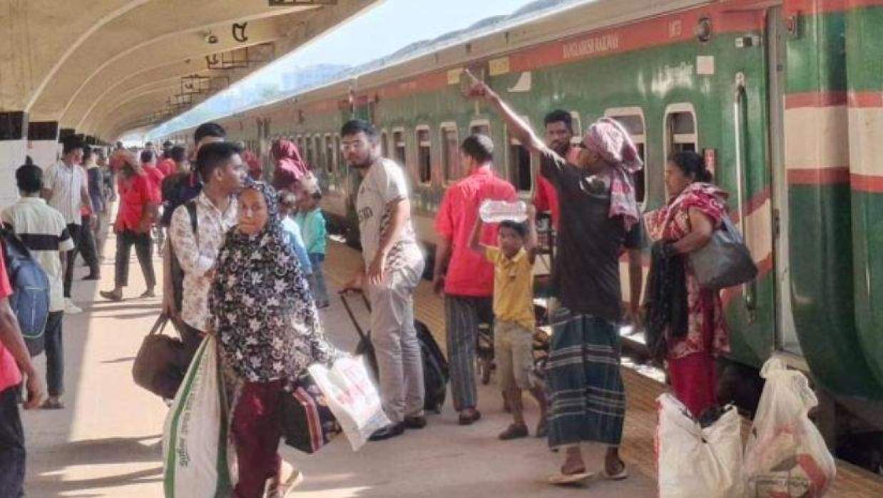 কমলাপুর রেলস্টেশনে দেশের বিভিন্ন প্রান্ত থেকে ফেরা