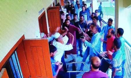 আওয়ামীপন্থী চেয়ারম্যানের দ্বায়িত্ব পুর্নবহাল নিয়ে উত্তেজনা-বিক্ষোভ