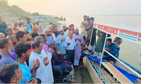 পদ্মার দুর্গম ২ চরে ফ্রি নৌ-অ্যাম্বুলেন্স দিলেন এমপি বুলবুল