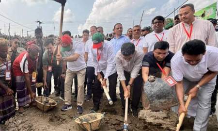 নিজ হাতে মাটি কেটে খোর্দ্দ খাল পুনঃখনন কার্যক্রমের উদ্বোধন করলেন প্রধানমন্ত্রী