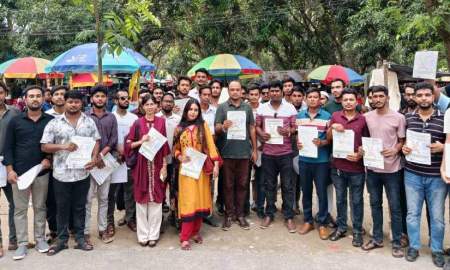 জুলাই সনদ বাস্তবায়নে সরকারের অবস্থান স্পষ্টে ইবি ছাত্রদলের লিফলেট বিতরণ