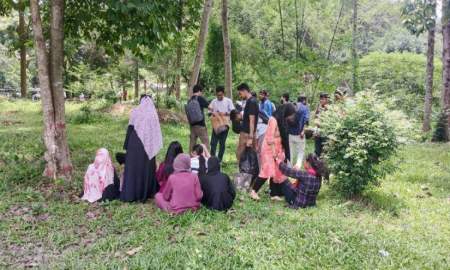 শ্রেণিকক্ষের সংকট, গাছতলায় ক্লাস নিলেন চবি শিক্ষক