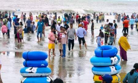 ঈদের দ্বিতীয় দিনে কক্সবাজার সমুদ্রসৈকতে উপচে পড়া ভিড়