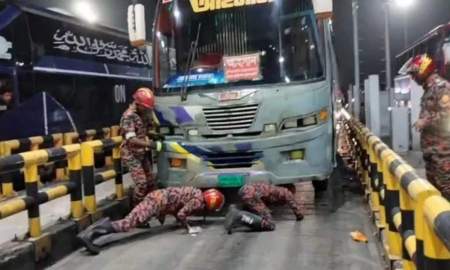 যাত্রীদের জীবন বাচাঁতে গিয়ে প্রাণ হারালেন ব্রেক ফেইল করা বাসের হেলপার