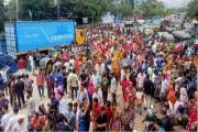 চট্টগ্রামে বকেয়া বেতনের দাবিতে সড়ক অবরোধ, ভোগান্তিতে যাত্রী…
