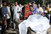 গলায় ফাঁস দিয়ে গৃহবধূর ‘আত্মহত্যা’র আগে স্বামীর ফোনে আবেগঘন…