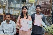 একসঙ্গে জন্ম, একই স্কুল-ক্লাসে পড়াশোনা, পরীক্ষায়ও একই নম্বর…