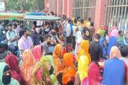 পরিবহনভাড়া বৃদ্ধির প্রতিবাদে ঈশ্বরদীতে ইপিজেড শ্রমিকদের বিক…