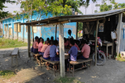 বিদ্যালয়ের ভবনে ফাটল, আতঙ্কে খোলা আকাশের নিচে পাঠদান