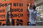 শাহবাগে জুলাই স্মৃতি স্তম্ভে ‘জুতার মালা’, সরিয়ে দিল জনতা 