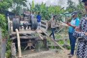 ঝালকাঠিতে ব্রিজ ভেঙে খালে পাথরবোঝাই ট্রাক, ১০ গ্রামের যোগায…