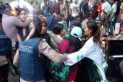 চট্টগ্রামে গ্রাফিতি আঁকতে আসা নারীকে ধাক্কা দিলেন পুলিশের ড…