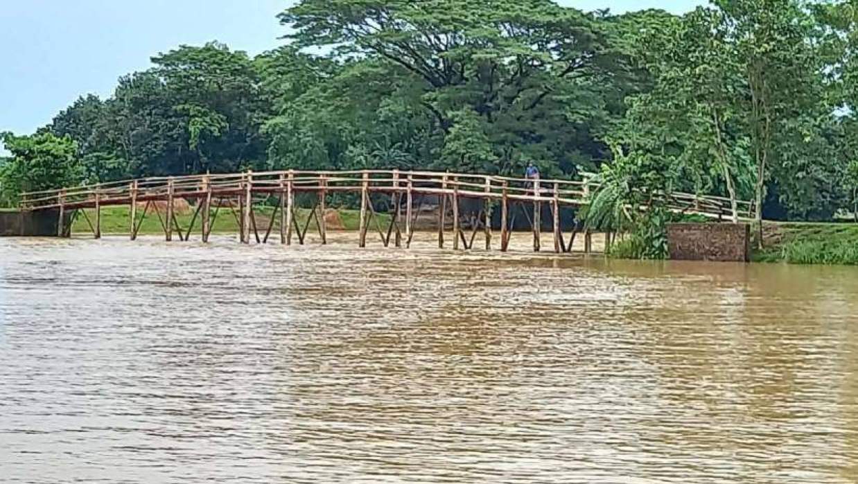 কংস নদীর ওপর গ্রামবাসীর নিজস্ব অর্থায়নে নির্মিত অস্থায়ী কাঠের সেতু