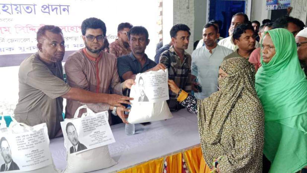 দুস্থ ও অসহায় মানুষের মধ্যে খাদ্যসামগ্রী বিতরণ করা হচ্ছে