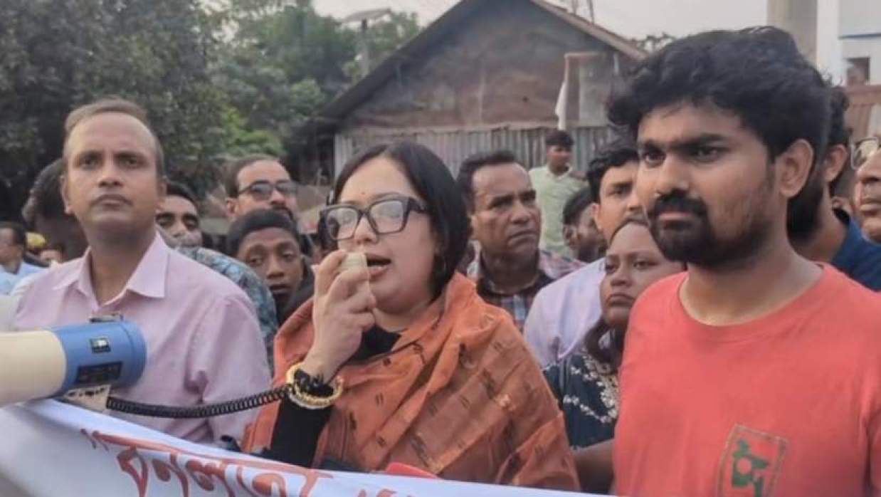 ব্রাহ্মণবাড়িয়ার সরাইল উপজেলায় ‘বনলতা এক্সপ্রেস’ সিনেমা বন্ধের প্রতিবাদে আয়োজিত মানববন্ধনে বক্তব্য দিচ্ছেন রুমিন ফারহানা