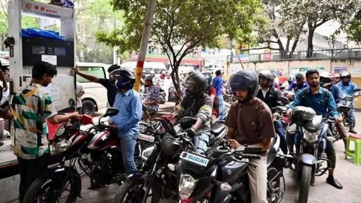 পাম্প থেকে তেল নিতে লাইনে মোটরচালকরা 