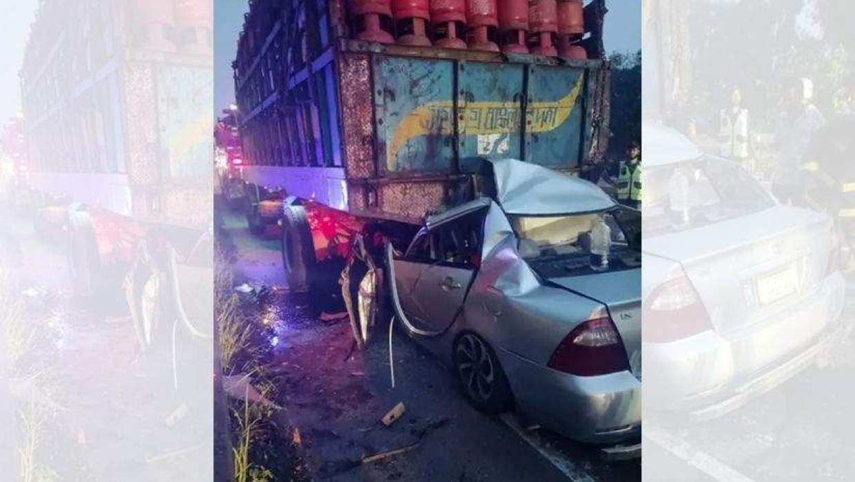 ঢাকা-ভাঙ্গা এক্সপ্রেসওয়ের দাঁড়িয়ে থাকা গ্যাসবোঝাই ট্রাকের পেছনে দ্রুতগতির প্রাইভেটকার ধাক্কায় দুমড়ে-মুচড়ে যায়