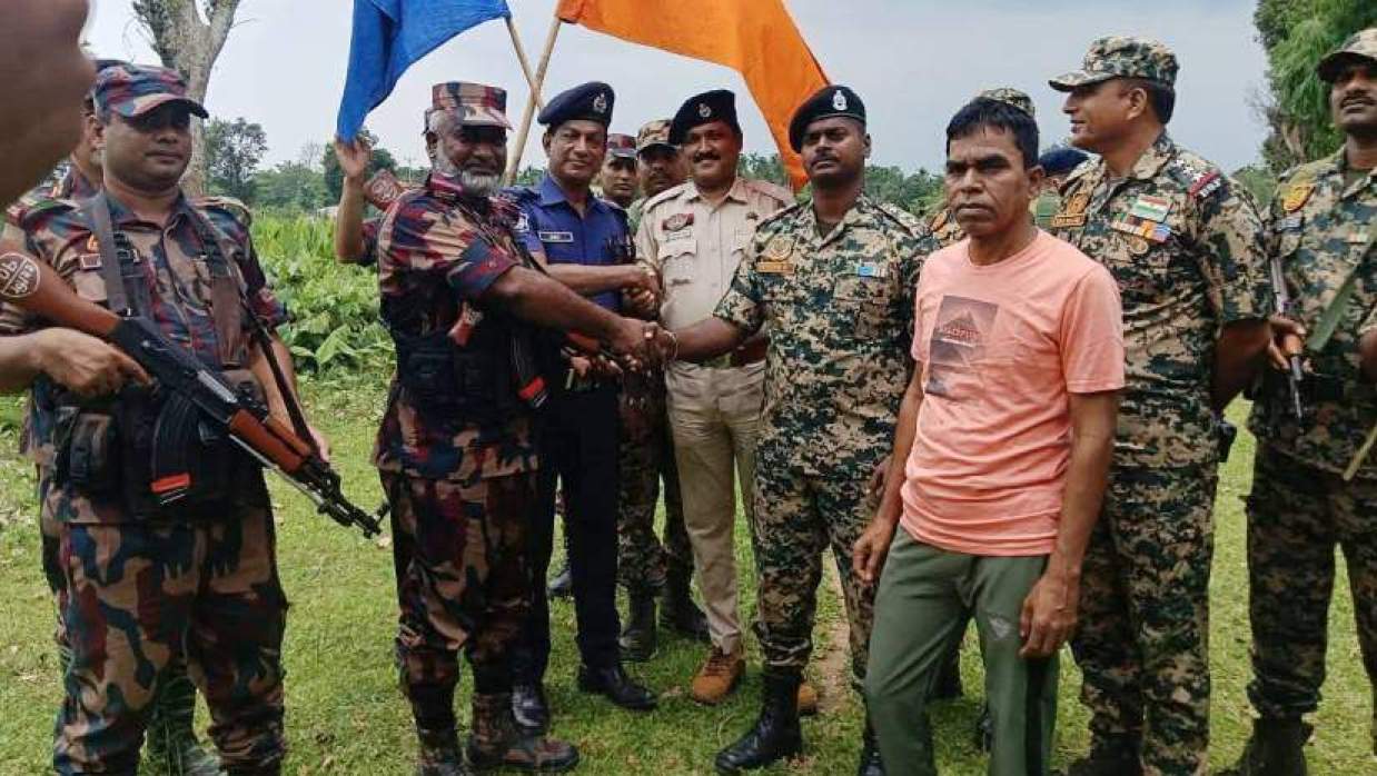 বাল্লা সীমান্তের নতুন স্থলবন্দরসংলগ্ন সীমান্ত পিলারের সামনে দুই দেশের প্রতিনিধিদের উপস্থিতিতে ভারতীয় নাগরিককে বিএসএফের কাছে হস্তান্তর করা হয়