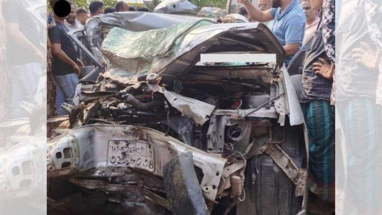 ফরিদপুরের ভাঙ্গায় ঢাকা-ভাঙ্গা এক্সপ্রেসওয়েতে সড়ক দুর্ঘটনায় ক্ষতিগ্রস্ত গাড়ি