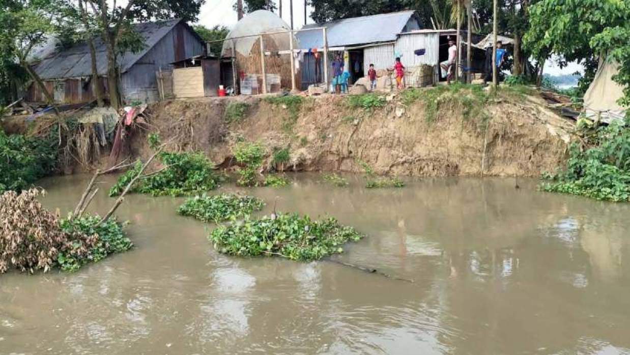নদী ভাঙতে বসতভিটার কাছে চলে এসেছে