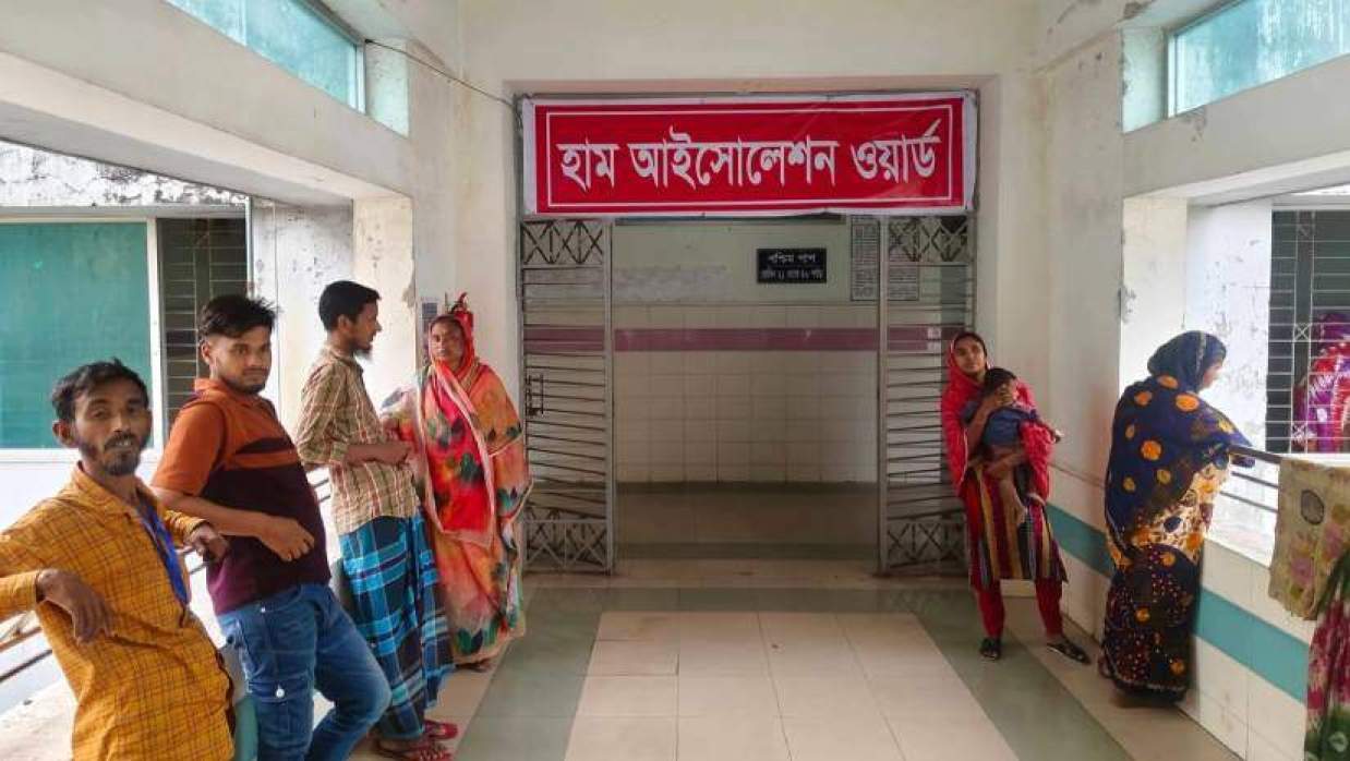 মমেক হাসপাতালের আইসোলেশন ওয়ার্ডের সামনে রোগীর স্বজনদের অপেক্ষা