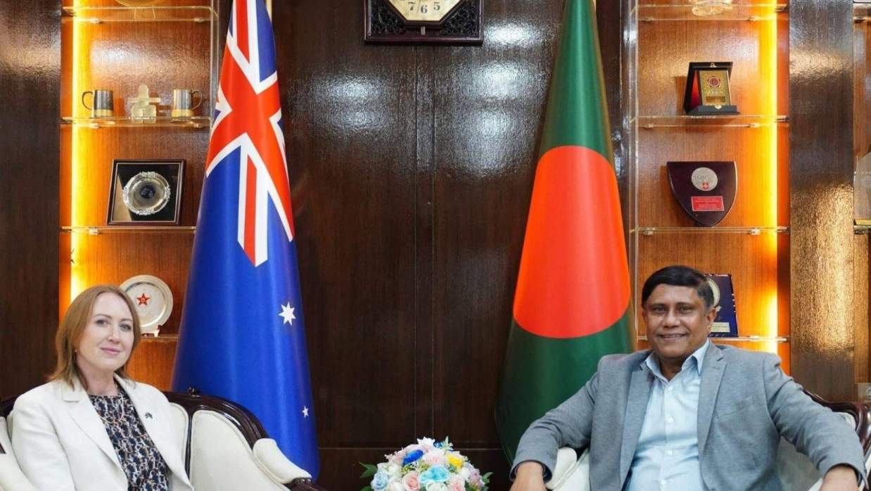 প্রধানমন্ত্রীর প্রতিরক্ষা উপদেষ্টা ব্রিগেডিয়ার জেনারেল (অব.) ড. এ কে এম শামছুল ইসলাম ও বাংলাদেশে নিযুক্ত অস্ট্রেলিয়ান হাইকমিশনার Susan Ryle