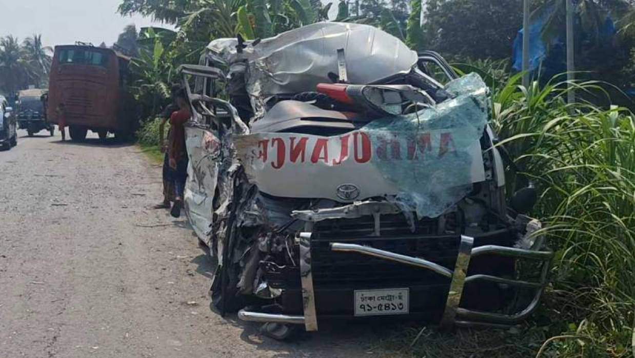 বাসের সঙ্গে সংঘর্ষে দুমড়ে-মুচড়ে যাওয়া অ্যাম্বুলেন্স