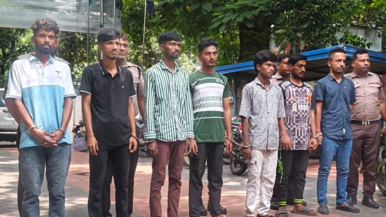 অপহরণ ও ছিনতাই চক্রের সঙ্গে জড়িত থাকার অভিযোগে গ্রেফতার