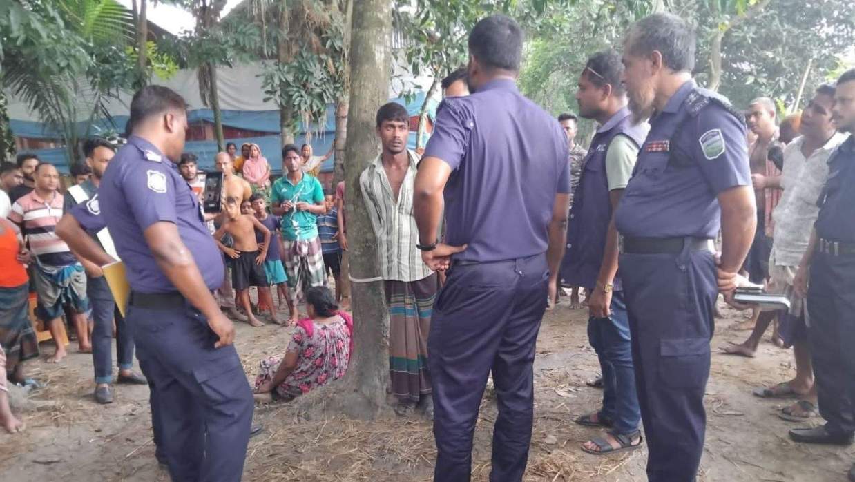 ঘটনার পর উত্তেজিত মহল্লাবাসী অভিযুক্ত ইমন এবং তার মাকে গাছের সাথে বেঁধে রাখে