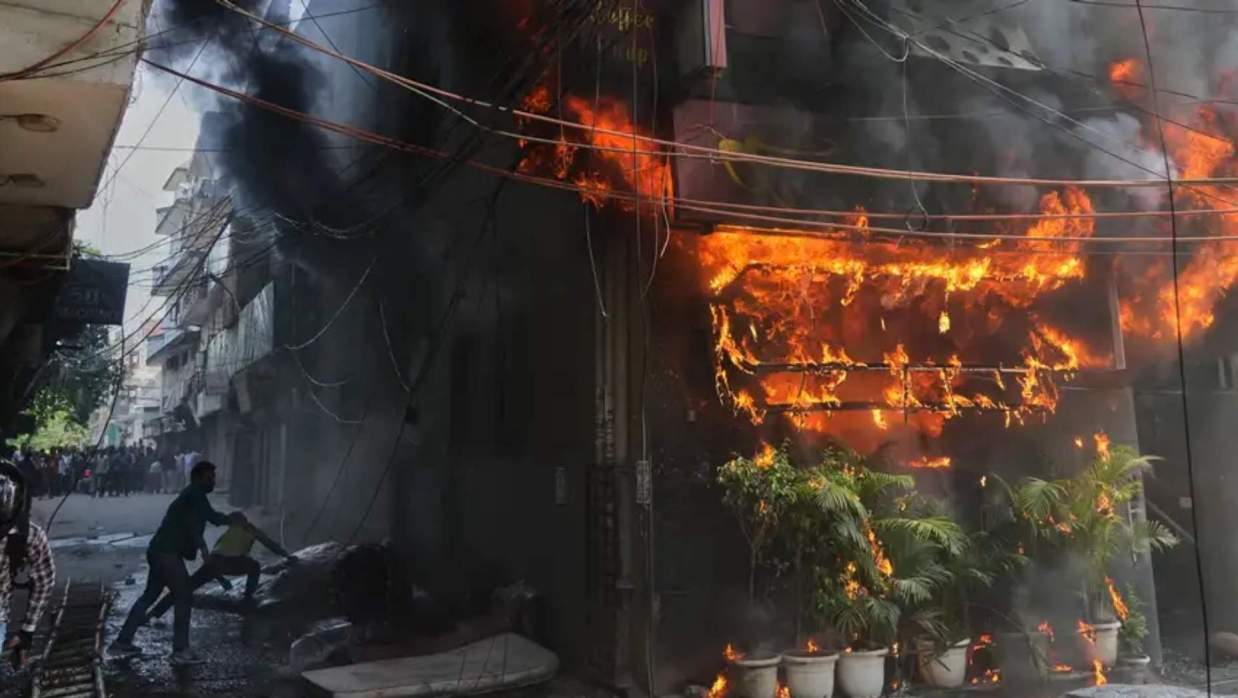 ভারতের আবাসিক হোটেলে ভয়াবহ অগ্নিকাণ্ডে