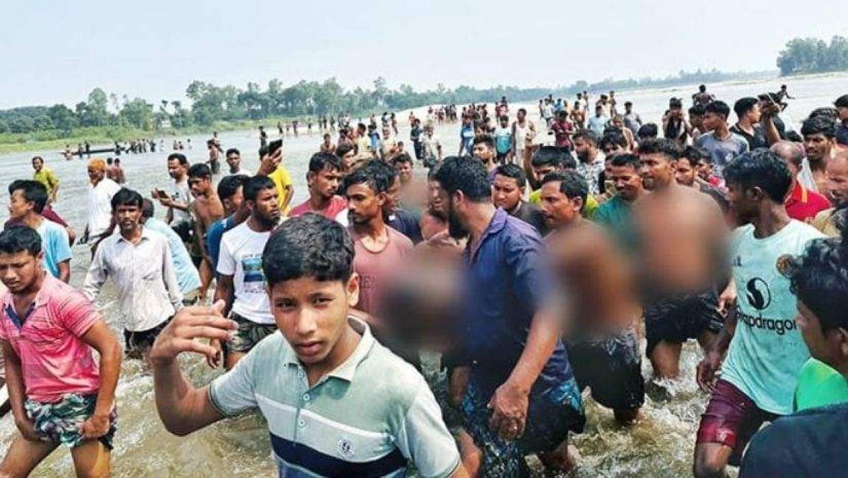 মরদেহ উদ্ধারের খবরে ভিড় করেন স্থানীয়রা