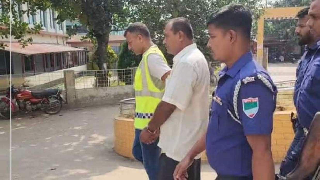 অ্যাম্বুলেন্সচালক বকুল হোসেনকে আটক করে নিয়ে যাচ্ছে পুলিশ