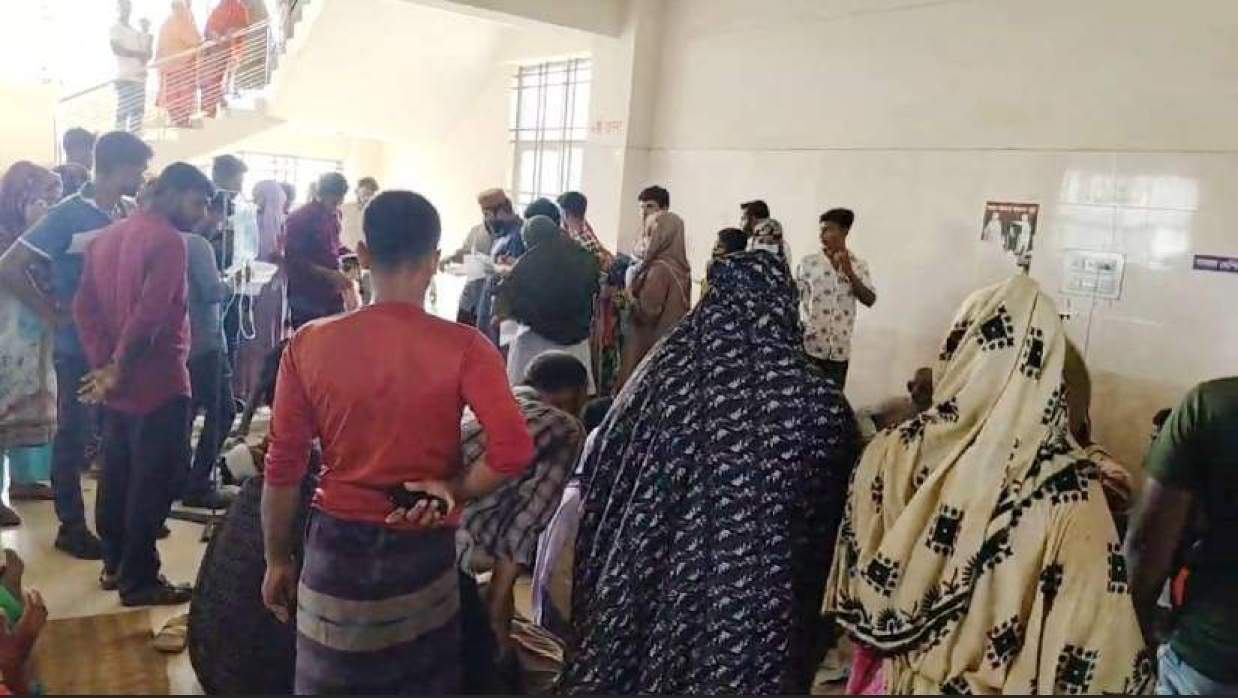 সংঘর্ষে আহত ব্যক্তি শৈলকুপা উপজেলা স্বাস্থ্য কমপ্লেক্সে চিকিৎসা নিচ্ছেন