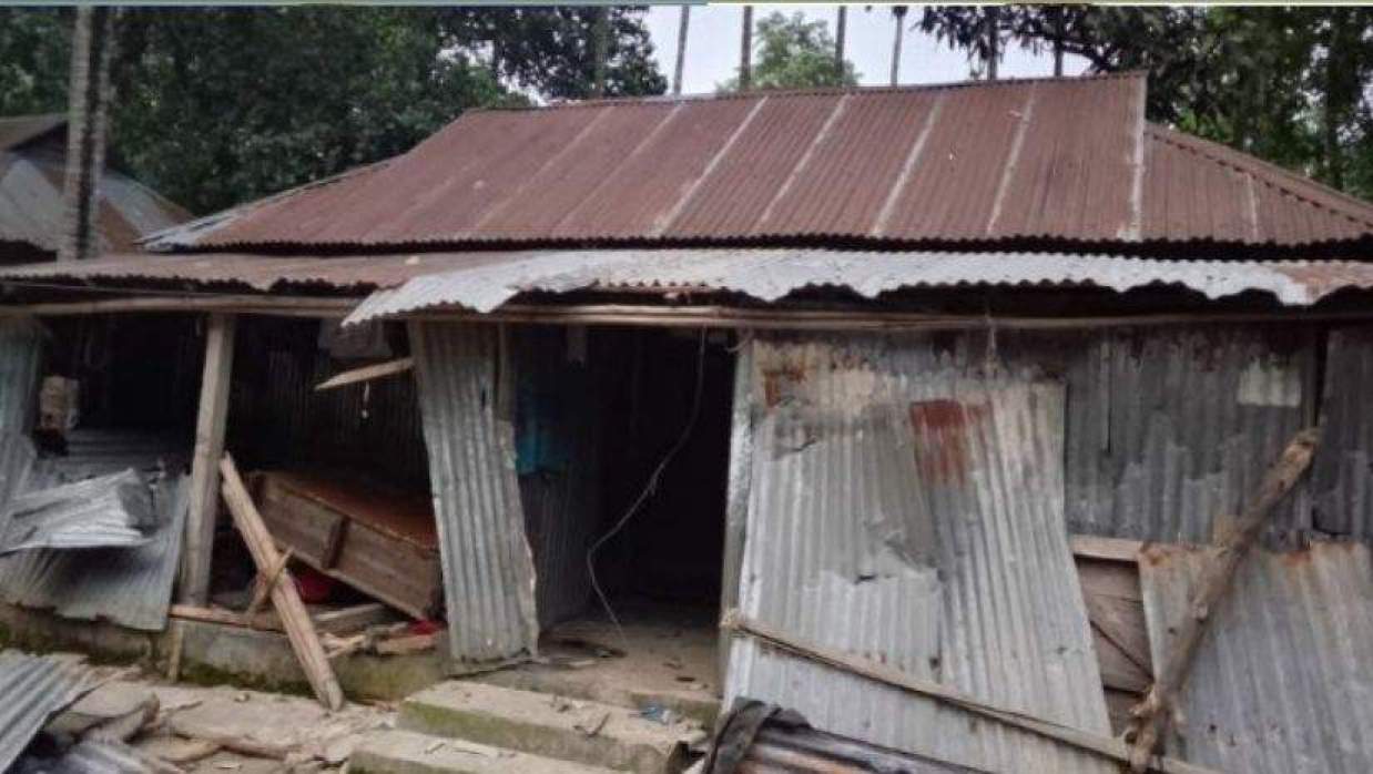 বাড়িতে হামলা-ভাঙচুর
