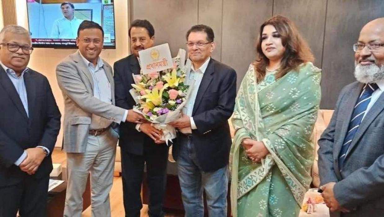 দেশে ফিরেছেন পররাষ্ট্রমন্ত্রী ও পররাষ্ট্র উপদেষ্টা