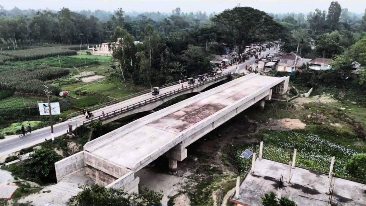 গাইবান্ধা-সুন্দরগঞ্জ সড়কের নতুন ব্রিজ এলাকায় ঘাঘট নদীর ওপর নির্মিত সেতুটি