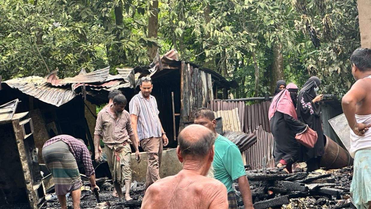 মিরসরাইয়ে রান্নার সময় হঠাৎ সিলিন্ডারের আগুন, ঘর পুড়ে নিঃস্ব ৩ পরিবার